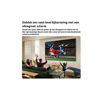 De LG QNED AI QNED70 Mini LED ultragrote tv hangt aan de muur in een lichte woonkamer en laat een spannend voetbalmoment zien, met levendige kleuren en een geweldige beeldkwaliteit op een groot scherm, terwijl een gezin op verschillende banken zit en samen juicht.